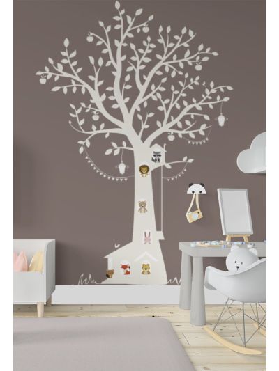 Papel de colgadura infantil de árbol en el bosque con animalitos. fondo marrón 