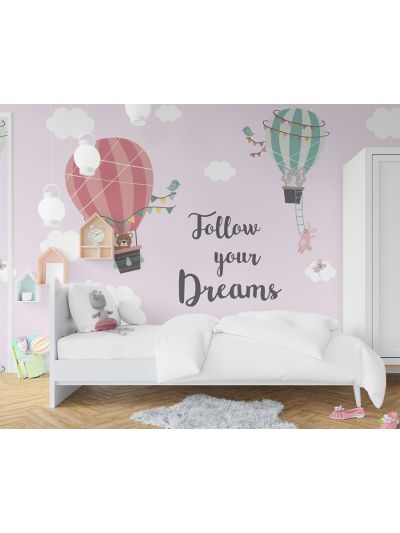 Papel de colgadura infantil de globos aerostáticos con animalitos y frase FOLLOW YOUR DREAMS