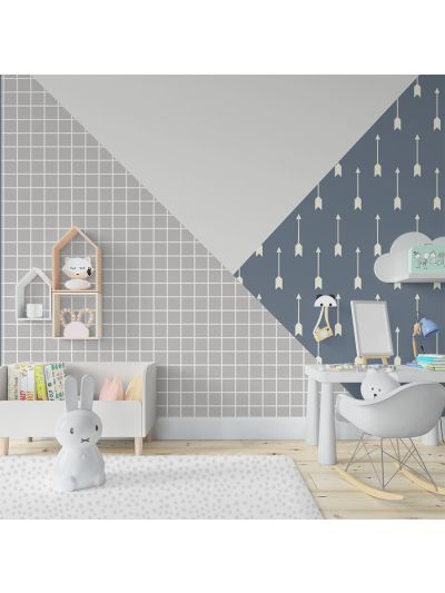 Papel de colgadura infantil triangular estampado y unicolor gris claro, gris medio y azul oscuro con flechas.